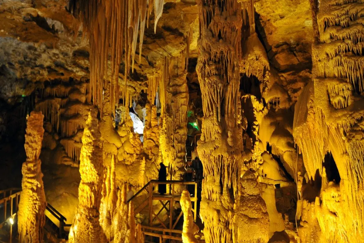 مغارة داملا تاش في ألانيا أنطاليا