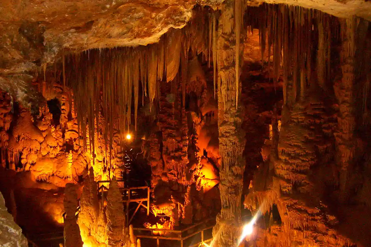 كهف كاراجا في تورول غوموشهانة